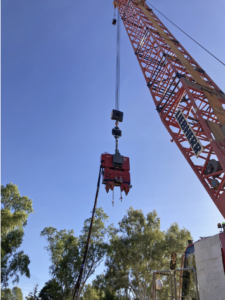 Protección de grúas telescópicas y de celosía frente a resonancias inducidas por martillos vibradores: El rol técnico de los Shock Absorbers